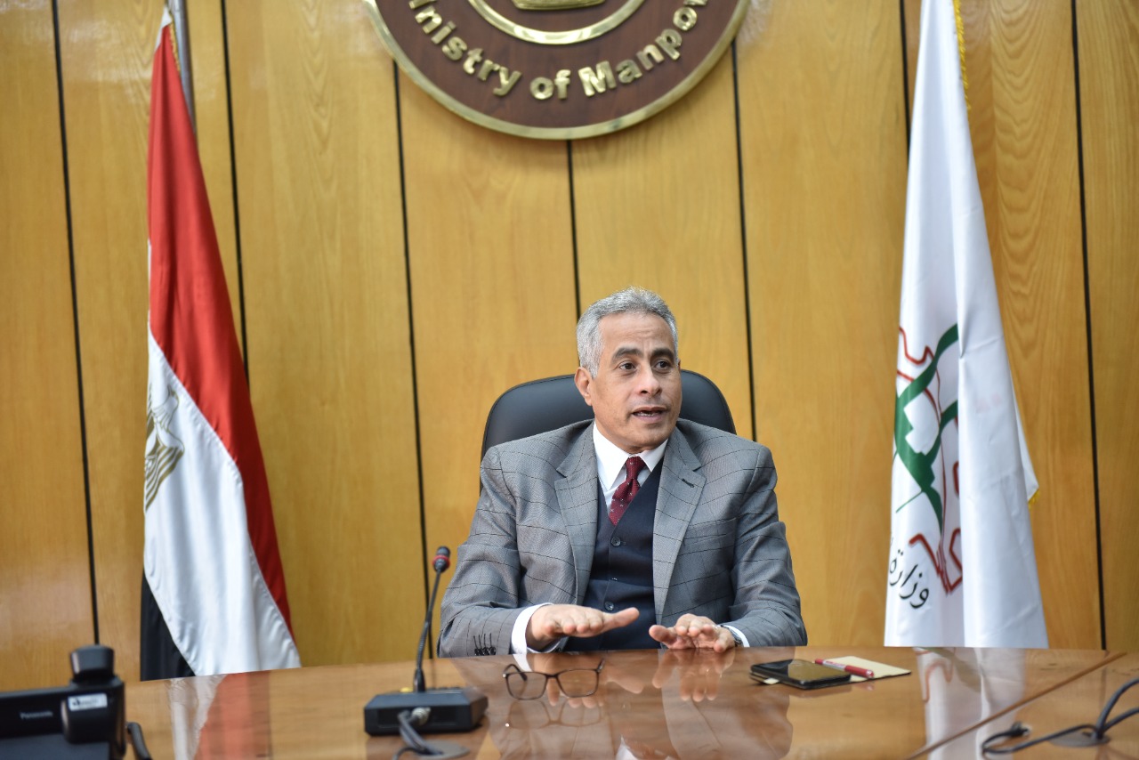 وزير القوى العامله 